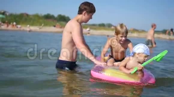 家庭在水上玩充气床垫视频的预览图