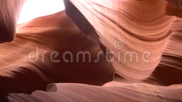 亚利桑那州羚羊峡谷的野生自然地质侵蚀形成的红色沙石岩洞内4k拍摄视频的预览图