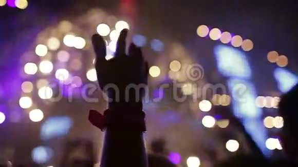 俄罗斯一个电子音乐节日的手扇形状视频的预览图