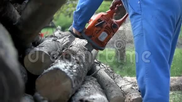 伐木工人用电锯慢动作视频的预览图
