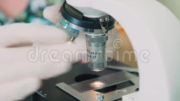 医学显微镜玻片的特写镜头视频的预览图