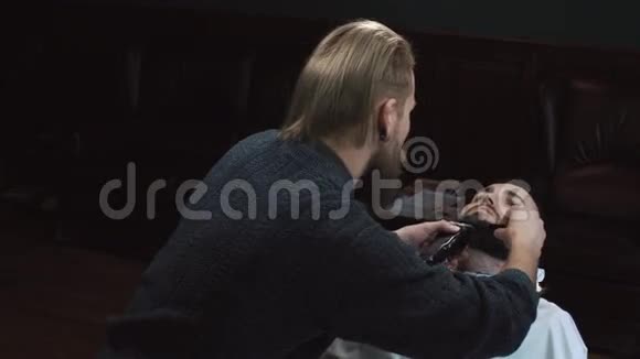 理发店里理发师剃了顾客的胡子视频的预览图