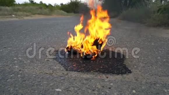 一双女鞋在空路上着火视频的预览图
