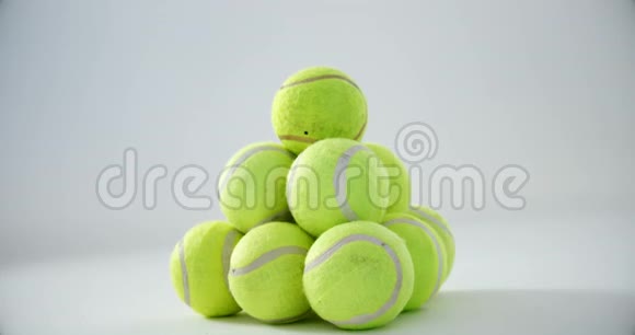 白色背景下的网球堆视频的预览图