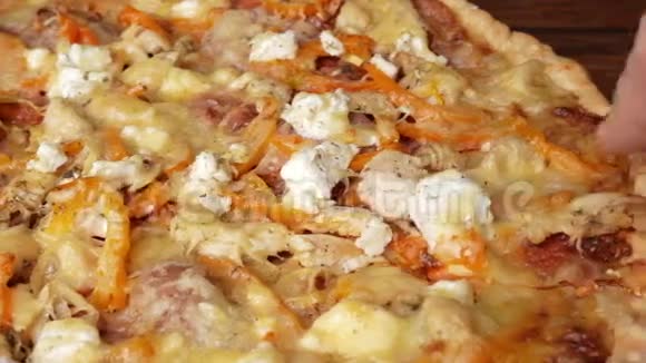 一个男人手拿一块自制的披萨里面有不同的奶酪和西红柿移动摄像机视频的预览图