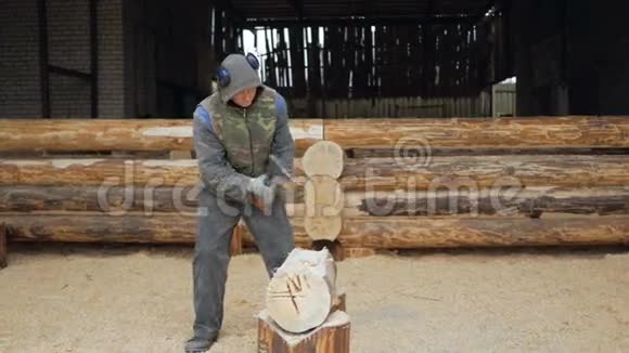建筑工人用斧子处理木制木材背景是未来木梁房子的一部分视频的预览图