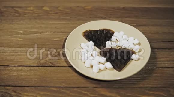 在盘子里烤着心形的深色华夫饼浪漫的甜点视频的预览图