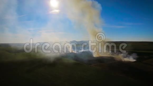 大火烧毁了田野上的胡茬空中录像视频的预览图