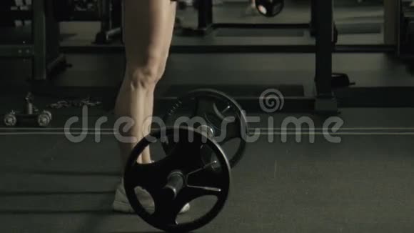 举重运动员抬杠的女人视频的预览图