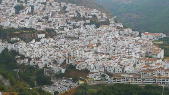从西班牙山区一个白色村庄上方的全景视频的预览图