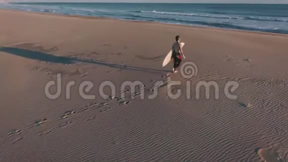 冲浪者走在海边视频的预览图
