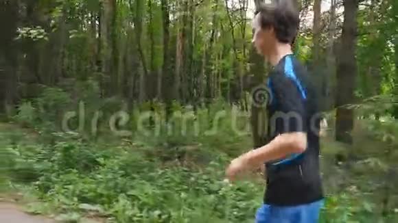 慢跑者在森林中缓慢地行进视频的预览图
