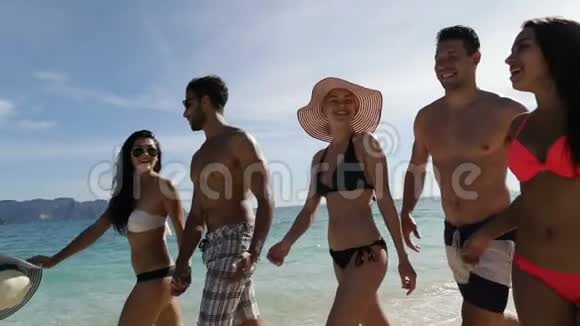 在泰国人们在沙滩上散步聊天年轻游客在海上度假视频的预览图