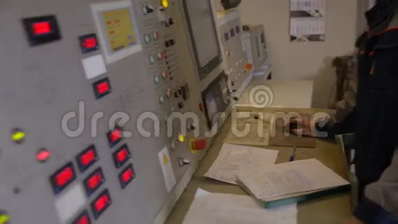 工程师在控制室和发电厂的控制面板附近工作测量结果的书写视频的预览图