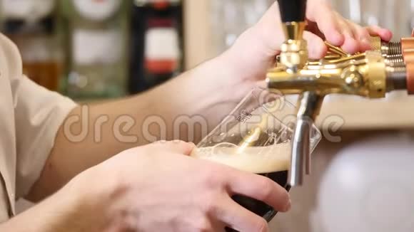 啤酒正倒入角玻璃中啤酒淡啤未过滤的啤酒准备喝啤酒视频的预览图