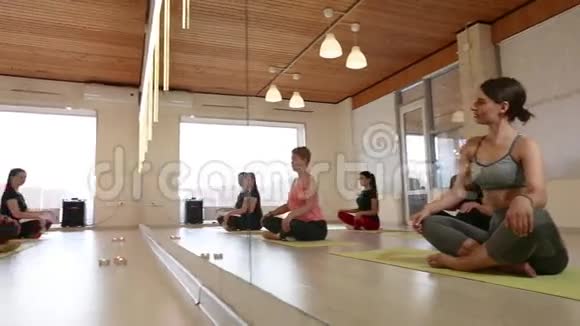 瑜伽课一群放松和做瑜伽的人视频的预览图