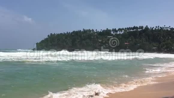 Mirissa海滩的巨浪视频的预览图