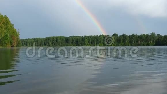 多布尔彩虹在地平线上从船上拍摄漂浮在河上多云天气夏日视频的预览图