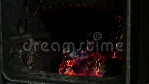 4冬季寒冷的时候在木炉里用铁炉火钳点燃女人的手超高清晰度视频的预览图