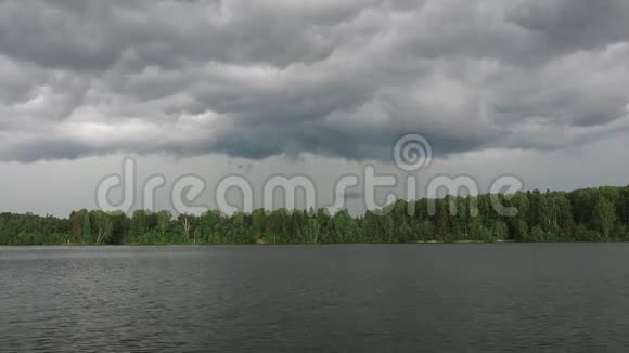 灰色的风暴云浮在湖面上河上的雨湖上的风暴夏天天气转坏了视频的预览图