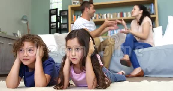 父母吵架孩子们在听视频的预览图