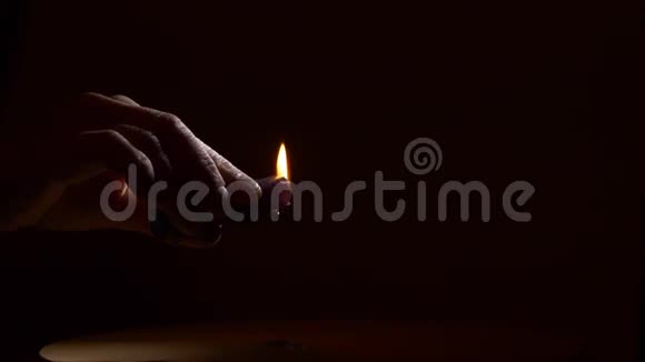 用火柴点燃黑色蜡烛视频的预览图