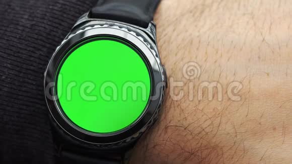 男人在圆形屏幕上手势现代智能手表与绿色屏幕色度关键内容视频的预览图