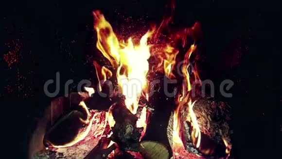 真正的火苗燃烧着树枝壁炉在缓慢地移动视频的预览图