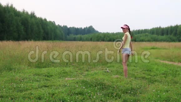 夏天晚上女孩在草地上锻炼翻筋斗视频的预览图