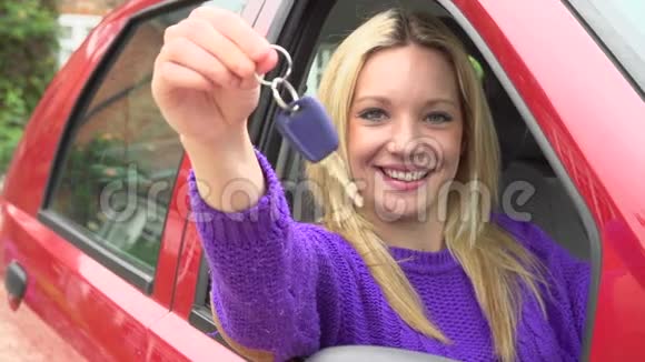 带钥匙坐在车里的少女慢动作镜头视频的预览图