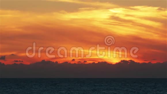 美丽的戏剧性日落在海洋伊姆苏恩摩洛哥视频的预览图