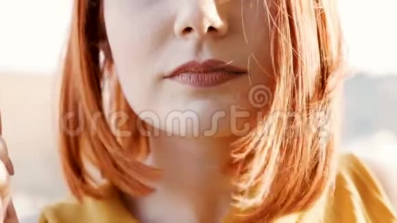 风吹着一头红头发的女人的头发视频的预览图