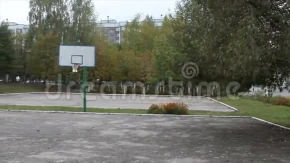 学校院子里的篮球场视频的预览图