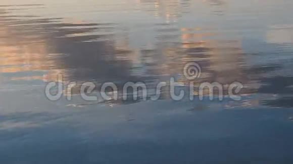 水以云映天蓝天倒映在水中在湖面上的波浪运动晚霞视频的预览图