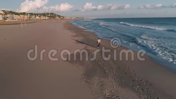 冲浪者走在海边视频的预览图