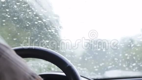 人转动方向盘骑着车视频的预览图