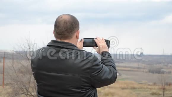 一个男人用你的手机拍照视频的预览图