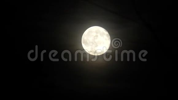 朦胧天空中的明月视频的预览图