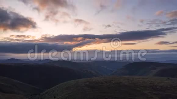 连绵起伏的山丘上有戏剧性的日出云视频的预览图