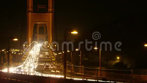 汽车正从夜晚发光的桥上飞驰而过视频的预览图