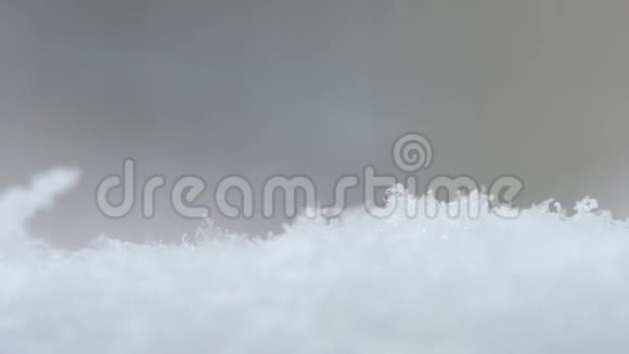 雪片慢慢落在雪地上视频的预览图