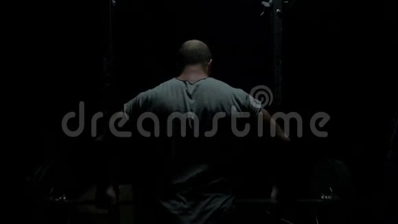 漂亮的举重运动员训练自信的肌肉男训练蹲与杠铃超过头部特写照片视频的预览图