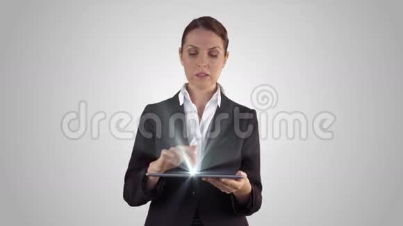 令人惊讶的女人拿着平板电脑发现电子购物的提议视频的预览图