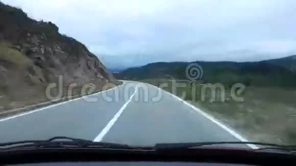 在蜿蜒的高速公路上行驶的汽车快速前进的时间间隔视频的预览图