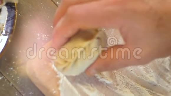宏厨具手放在覆盖面粉的木板上视频的预览图