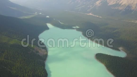 加拿大班夫国家公园佩托湖的鸟瞰图视频的预览图