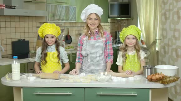 女厨师和小朋友微笑视频的预览图