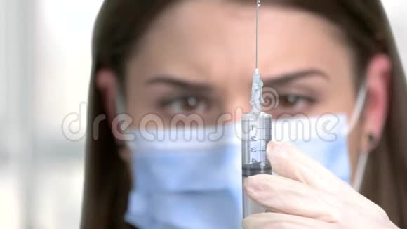 关闭护士手中的注射器视频的预览图