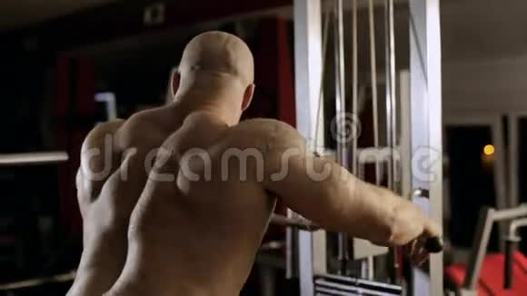 健美运动员在健身房锻炼三头肌视频的预览图