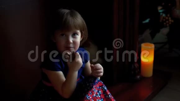 快乐的小女孩吃糖果视频的预览图